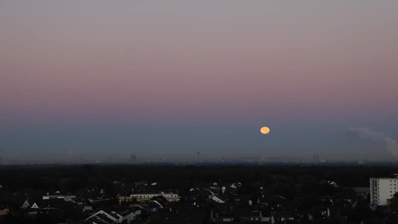 Der Mond ist aufgegangen am Horizont